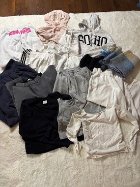 Women xs-s mixed clothing lot, Brandy melville, garage, club monaco, joshuaperet